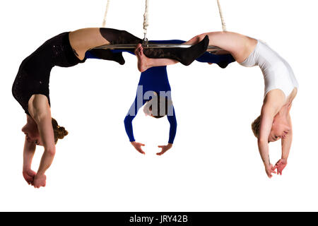 Die junge Frau Trio tun som akrobatische Tricks auf Antenne Glanz Stockfoto