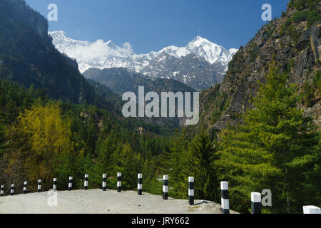 Blick auf Annapurna 2, zwischen Chhitepu und Chame, Annapurna region, Nepal. Stockfoto