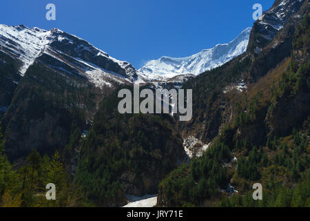 Alpine Landschaft in der Nähe von Bhratang, Annpurna region, Nepal. Stockfoto