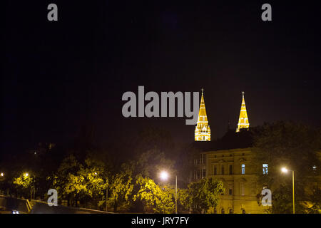 Szeged Stadtzentrum, mit einem Highlight auf Szeged Kathedrale, von Tosza Fluss während des Abends gesehen im Sommer Bild der Innenstadt von Szeged, wi Stockfoto