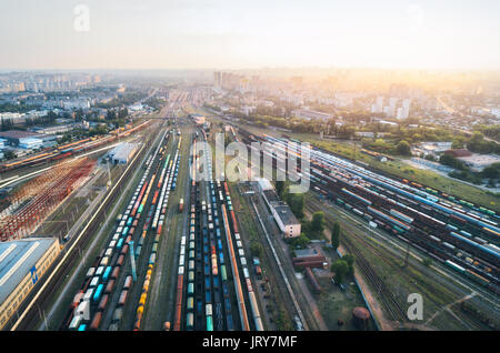 Güterzüge. Luftaufnahme von bunten Güterzüge. Bahnhof. Wagen mit Güter auf die Bahn. Die Schwerindustrie. Industrial Szene mit Zügen, ci Stockfoto