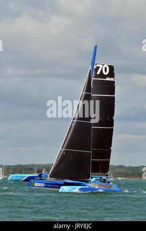 Yachten in th Fastnet Rock Race Segeln racing in den Solent nach dem Start in Cowes Isle of Wight Fair Wind segeln segeln Stockfoto