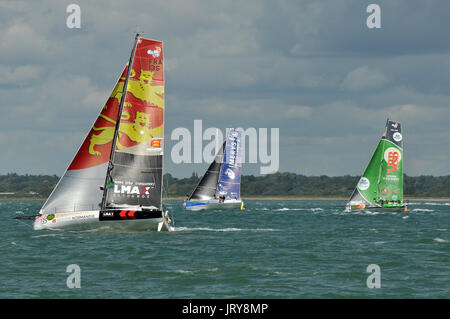 Yachten in th Fastnet Rock Race Segeln racing in den Solent nach dem Start in Cowes Isle of Wight Fair Wind segeln segeln Stockfoto