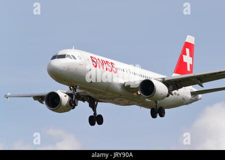 Swiss International Airlines Airbus A320 HB-IJH Landung in London Heathrow Flughafen, Großbritannien Stockfoto