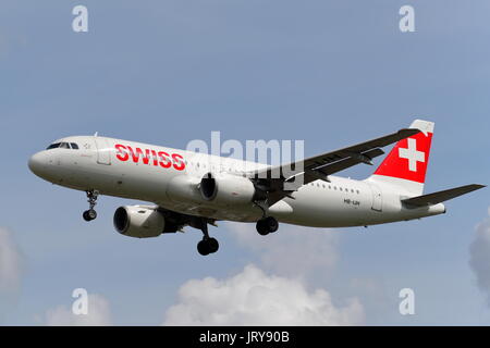 Swiss International Airlines Airbus A320 HB-IJH Landung in London Heathrow Flughafen, Großbritannien Stockfoto