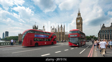 Zwei Doppeldecker auf die Westminster Bridge, Palast von Westminster, Houses of Parliament mit Big Ben Stockfoto