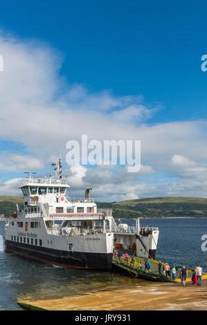 Millport, Schottland - August 3, 2017: Fluggäste den Loch Shira betrieben von Caledonian MacBrayne die kurze Überfahrt nach Largs zu machen Stockfoto