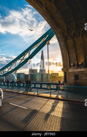 Tower Bridge, Blick durch das Tor auf The Shard, bei Sonnenuntergang, Southwark, London, England, Vereinigtes Königreich Stockfoto