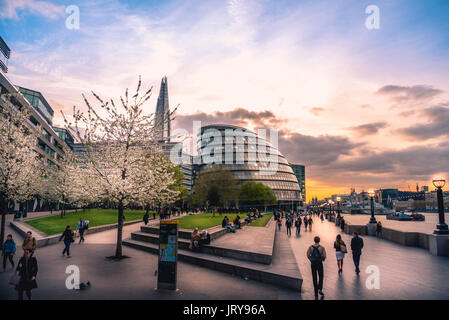 Promenade auf der Themse, Töpfer Felder Park, Skyline, London City Hall, The Shard, bei Sonnenuntergang, Southwark, London, England Stockfoto