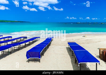 Tropischer Strand Jimbaran Bali in der Nähe von beliebten Tempel Pura Segara, South Kuta / Tropical beach Bali / Indonesien, Bali Stockfoto