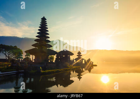 Einen schönen Sonnenaufgang an einem See Bratan mit UlunDanu Tempel / Pura Ulun Danu Bratan, Hindu Tempel auf Bratan See Landschaft, eines der bekanntesten touristischen attraktive Stockfoto