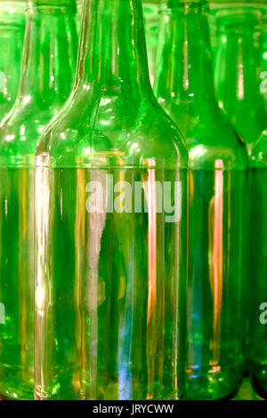 Zeilen aus grünem Glas Flaschen in 'Glas: Erschütterndes Galerie Begriffe" in der Heinz History Center, Pittsburgh, USA Stockfoto