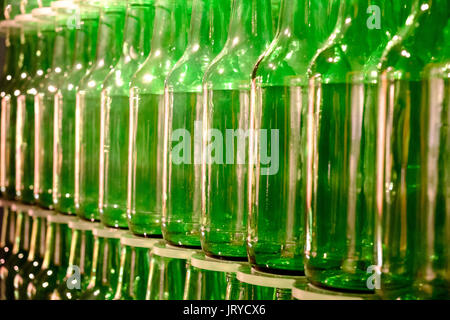 Zeilen aus grünem Glas Flaschen in 'Glas: Erschütterndes Galerie Begriffe" in der Heinz History Center, Pittsburgh, USA Stockfoto