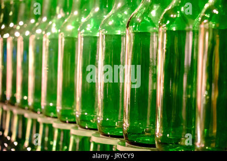 Zeilen aus grünem Glas Flaschen in 'Glas: Erschütterndes Galerie Begriffe" in der Heinz History Center, Pittsburgh, USA Stockfoto