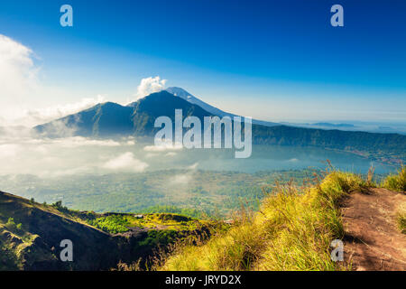 Schönen Sonnenaufgang vom Gipfel des Mount Batur - Bali, Indonesien Stockfoto