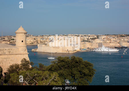 Den Grand Harbour in Valletta, Malta, eine historische Mittelmeer Reise und Tourismus Ziel. Urban maltesische Landschaft und Geschichte.