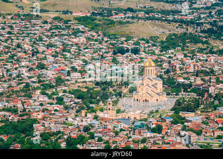 Tiflis, Georgien. Ansicht von oben oder sameba Kathedrale der Heiligen Dreifaltigkeit von Tiflis, Der georgisch-orthodoxen Kirche errichtet auf dem Elia Hill heutzutage. Georgi Stockfoto