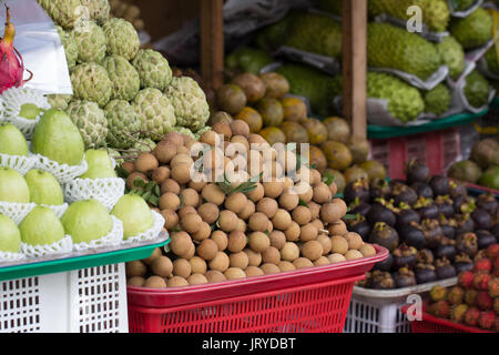 Longan Früchte heap auf den asiatischen Markt Stockfoto