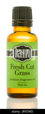 Winneconne, WI - 6. August 2017: eine Flasche P&J Trading Duft Öl in frisch geschnittenem Gras Duft auf einem isolierten Hintergrund. Stockfoto