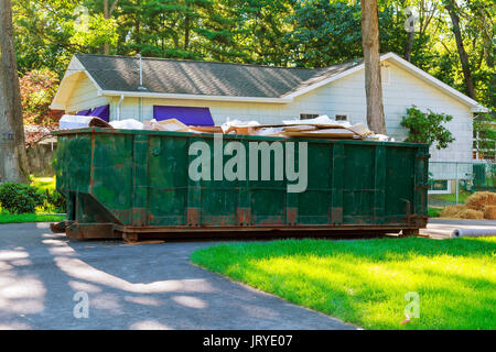 Müllcontainer, voll mit Müll-Container Mülleimer auf Ökologie und Umwelt Stockfoto