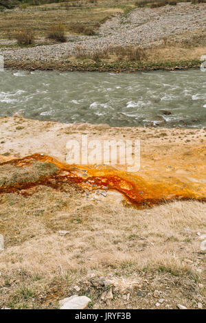 Straßenrand Mineralquellen am Küste Fluss Terek fließt in Kaspischen Meer über Georgien und Russland. Frühlingslandschaft mit Fluss Terek In Kasbegi Bezirk Stockfoto