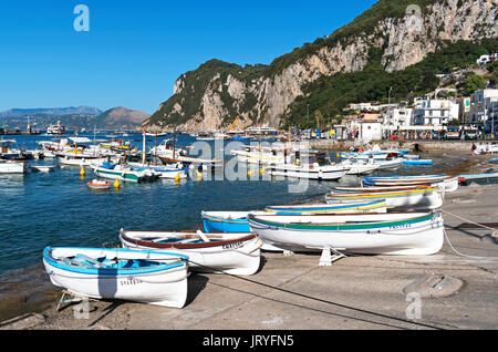 Fischerboote Marina Grande auf Capri im Golf von Neapel, Italien. Stockfoto