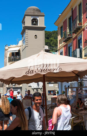 Touristen rund um die Piazza Umberto auf der Insel Capri, Kampanien, Italien. Stockfoto
