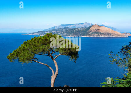 Ein Blick auf die Sorrento Halbinsel auf dem Festland von südlichen italt von der Insel Capri im Golf von Neapel, Italien Stockfoto