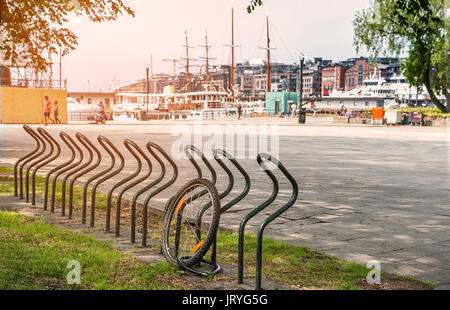 Das Rad auf dem Parkplatz für Fahrräder an Land in den Hafen von Oslo, Norwegen an sonnigen Sommertag. Stockfoto