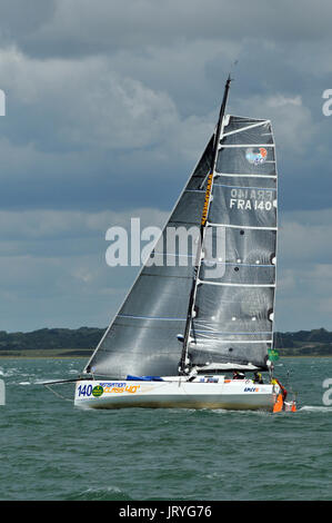 Yachten in th Fastnet Rock Race Segeln racing in den Solent nach dem Start in Cowes Isle of Wight Fair Wind segeln segeln Stockfoto