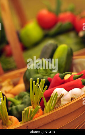 Einen großen Korb oder trug der Gemischte frisches Bio-Gemüse auf Anzeige für Verkauf und appetitlich gesunder Ernährung und Entgiftung Entscheidungen Stockfoto