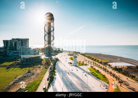 Batumi, Adscharien, Georgien - 25. Mai 2016: Luftaufnahme von Batumi urbane Stadtbild bei Sonnenuntergang. Berühmte moderne Gebäude Hotel Kempinski und Alphabet Turm Stockfoto