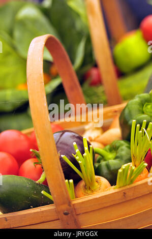 Einen großen Korb oder trug der Gemischte frisches Bio-Gemüse auf Anzeige für Verkauf und appetitlich gesunder Ernährung und Entgiftung Entscheidungen Stockfoto