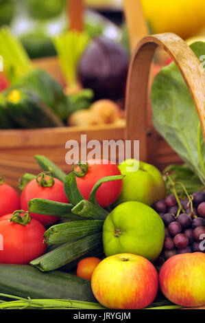 Einen großen Korb oder trug der Gemischte frisches Bio-Gemüse auf Anzeige für Verkauf und appetitlich gesunder Ernährung und Entgiftung Entscheidungen Stockfoto