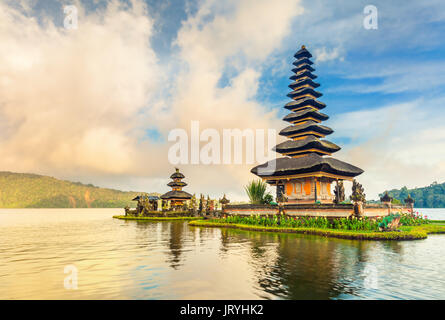 Pura Ulun Danu Beratan Tempel ist eine berühmte malerische Sehenswürdigkeiten auf der westlichen Seite der Beratan See, Bali, Indonesien Stockfoto