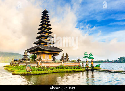 Pura Ulun Danu Beratan Tempel ist eine berühmte malerische Sehenswürdigkeiten auf der westlichen Seite der Beratan See, Bali, Indonesien Stockfoto