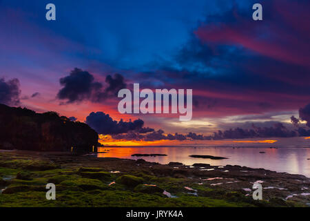 Bali Meereslandschaft mit riesigen Wellen am schönen versteckten White Sand Beach. Bali Meer Strand Natur, Outdoor Indonesien. Die Insel Bali Landschaft. Sommer Urlaub Stockfoto