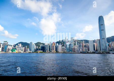 Hongkong, 10. JULI 2017: moderne Wolkenkratzer des Hong Kong Downtown Skyline am zentralen Bezirk als vom Victoria Harbour gesehen. Stockfoto