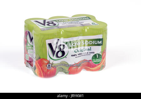 6 Packung mit Dosen von V8 Natrium Original 100% Gemüsesaft auf weißem Hintergrund Stockfoto