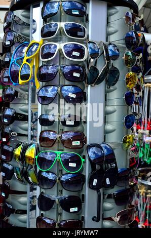 Reflexion des blauen Himmels in hellen und bunten retro style Sonnenbrillen, für Damen und Herren, Anzeige für den Verkauf in einem Laden, Pisa, Italien, Europa Stockfoto