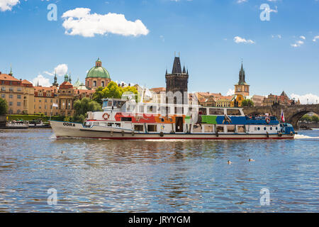 Prag, tschechische Republik - 07. Juni, 2017: Blick auf den Fluss Vltava, Gebäude und die Karlsbrücke Stockfoto