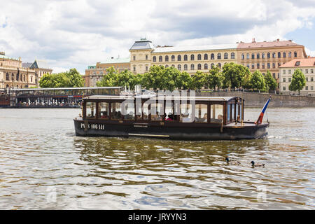 Prag, tschechische Republik - 07. Juni, 2017: Blick auf den Fluss Vltava, Gebäude und die Karlsbrücke Stockfoto