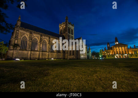 Paisleys 850 Jahr alte Abtei bei Nacht mit Clarkes Rathaus im Hintergrund genommen Stockfoto