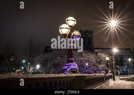 Ian Paisley Abbey in der Nacht geschossen von Abtei Brücke im Winter letzten Jahres Stockfoto