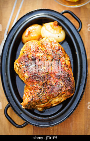 Gebratene Schweineschulter mit Zwiebeln in Soße Stockfoto