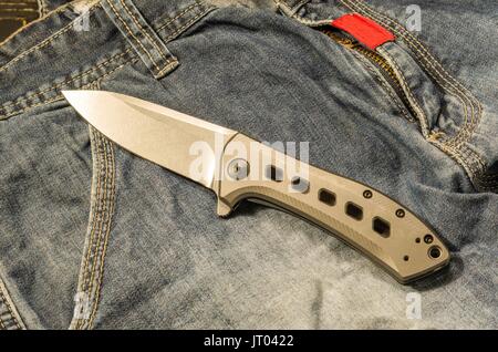 Taschenmesser mit Titan. Leichtes Messer Griff. Titan Messer Griff. Stockfoto