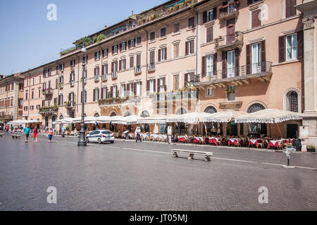 Essen im Freien - Rom ist ein Mekka für Gastronomen, Nudeln und Eis liebe, aber Sie ziemlich tiefen Taschen benötigen. Die Piazza Navona, Rom Stockfoto