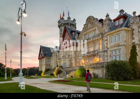 Palast Magdalena bei Sonnenuntergang, Santander. Kantabrischen Meer. Kantabrien, Spanien. Europa Stockfoto