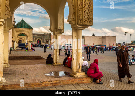 Das Leben auf der Straße. La oder Bab Bab Mansour Aleuj Masour el-Tür, Lahdim Square. Alte Kaiserstadt Tor im Jahre 1732 durch Moulay Abdallah, Meknes gebaut. Marokko Stockfoto