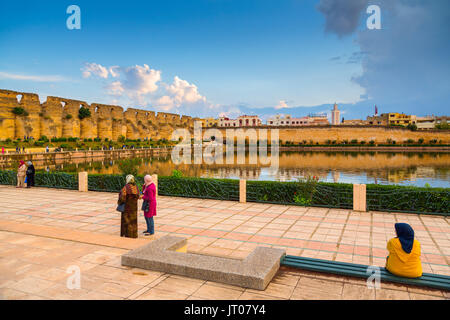 Das Leben auf der Straße. Sahrij Swani ein Becken See Stausee, alten verfallenen Mauern. Kaiserliche Stadt Meknes, Marokko, Maghreb Nordafrika Stockfoto